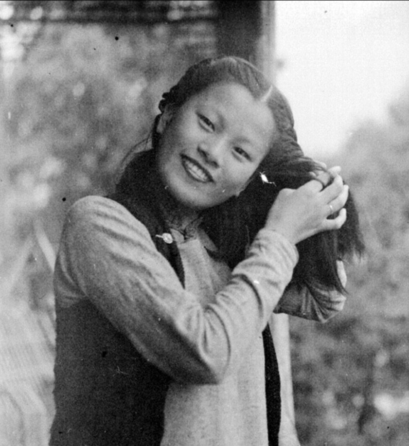 Min Chin twisting her hair  1940 905 - Fu Bingchang | Landscape photography | Portrait photography - Fu Bingchang 傅秉常
